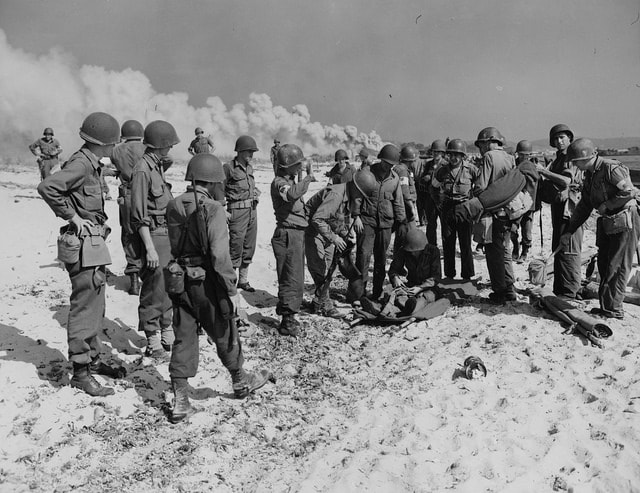 Soldati dell'esercito statunitense sulle spiagge francesi seconda guerra mondiale