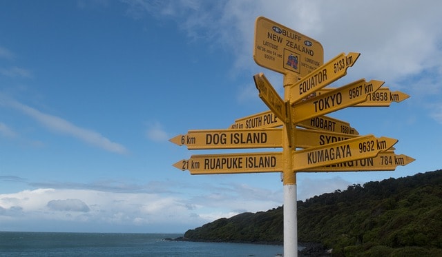 Cartello dell'Isola del Sud, Nuova Zelanda, distanza dalle altre cittÃ . Quiz UnitÃ  di misura.