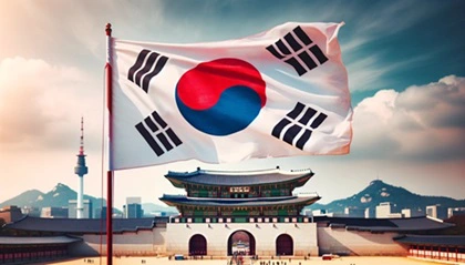 andiera della Corea del Sud sventolante e Palazzo Gyeongbokgung a Seoul, la capitale
