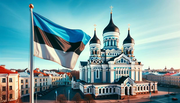 Bandiera dell'Estonia sventolante davanti alla Cattedrale di Alexander Nevsky nella capitale Tallinn