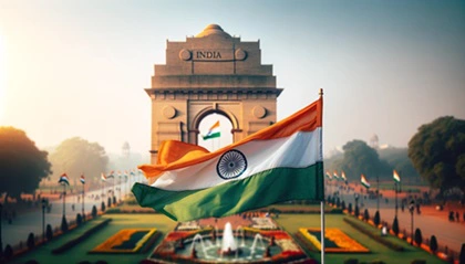 Bandiera dell'India sventolante con lo sfondo dell'India Gate a Nuova Delhi, la capitale