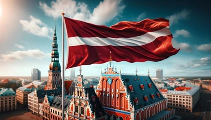 Bandiera della Lettonia sventolante davanti alla Casa dei Capi Neri nella capitale Riga