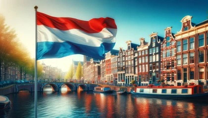 Bandiera dei Paesi Bassi sventolante con canale e case tradizionali nella capitale Amsterdam