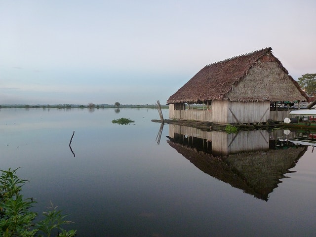 Casa galleggiante sul Rio delle Amazzoni, Perù.