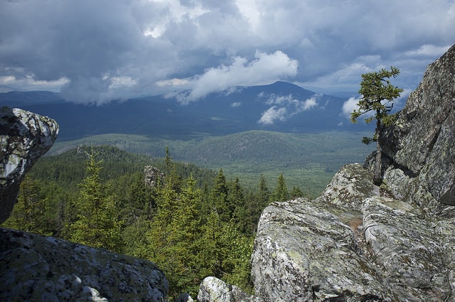 Monti Urali fotografati in Russia, nuvole, foresta, rocce, paesaggio naturale, arte.