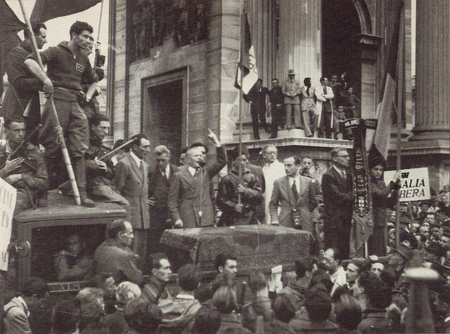 Sandro Pertini al microfono, in un grande comizio all'Arco della Pace, partigiani, liberazione, medaglia d'oro.
