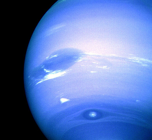 La Grande Macchia Scura, la più estesa formazione atmosferica su Nettuno, pianeta blu.