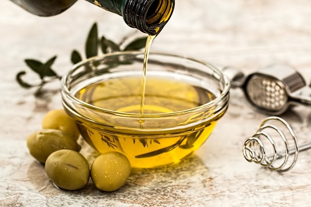 Olio di oliva, olive.