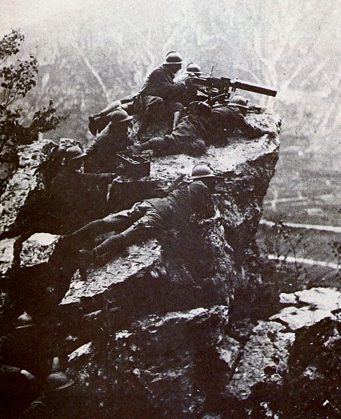 Alcune truppe italian posizionate sul monte grappa durante la battaglia di Vittorio Veneto. 