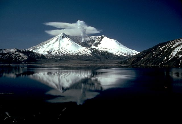 Vulcano attivo Sant'Elena riflesso nel lago, Washington, Stati Uniti.
