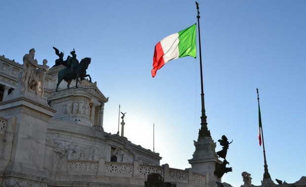 La bandiera dell'Italia che sventola nella soleggiata capitale romana alla base del Vittoriano.