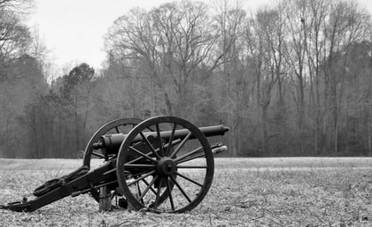 Antico cannone di artiglieria abbandonato in un parco. 