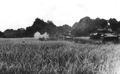Carri armati aprono il fuoco in sostegno della fanteria francese.