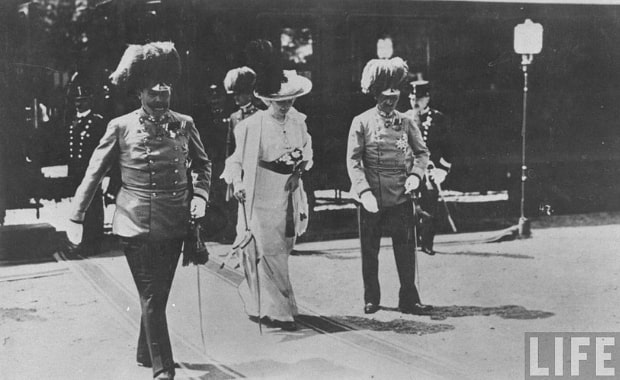 Francesco Ferdinando e sua moglie Sofia alla stazione di Sarajevo nel 1914.