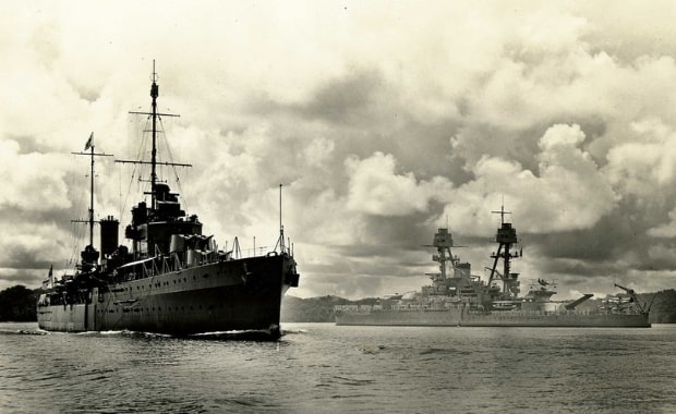 Due navi da combattimento fotografate verso la fine della seconda guerra mondiale.