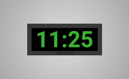 Orologio digitale che indica le 11:25. Orario digitale inglese.