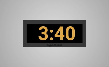 Orologio digitale che indica le 3:40, orario inglese.