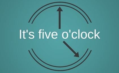 Orario inglese quando utilizzare o'clock correttamente. Orologio che indica le ore 5 in punto. 
