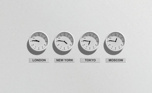 Quattro orologi analogici che indicano il fuso orario di cittÃ  diverse.