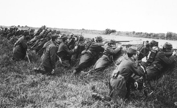 Soldati francesi che attendono l'assalto nemico dietro un fossato all'inizio del primo conflitto mondiale (1914).