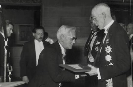 Alexander Fleming mentre riceve il premio Nobel dal re Gustaf V di Svezia.