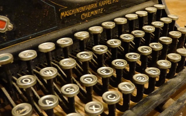 macchina da scrivere antica, probabilmente polacca