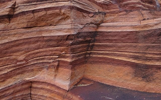 Arenaria rossa, roccia sedimentaria. Quiz Litosfera.