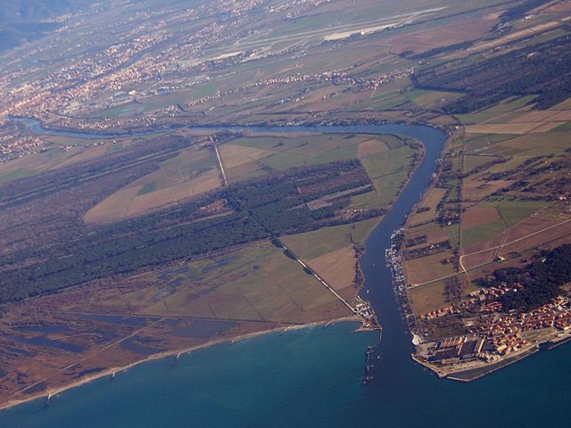 Foce a estuario dell'Arno, fotografata dall'alto.