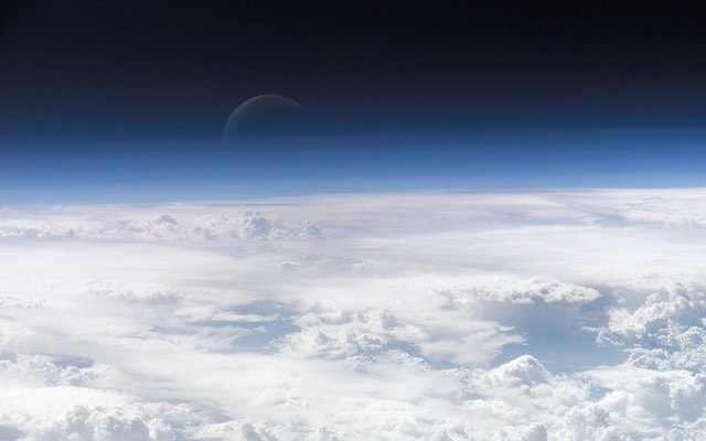 L'atmosfera terrestre fotografata dalla Stazione Spaziale Internazionale. Luna, nuvole.