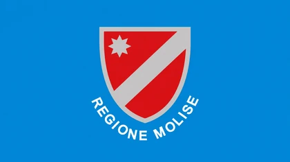 Bandiera della Regione Molise con stemma bianco e nome della regione su sfondo azzurro