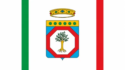 Bandiera della Regione Puglia con stemma centrale, bande verticali verdi e rosse e sfondo bianco