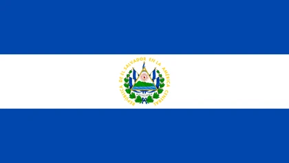 Bandiera di El Salvador con tre bande orizzontali blu, bianca e blu e lo stemma nazionale al centro
