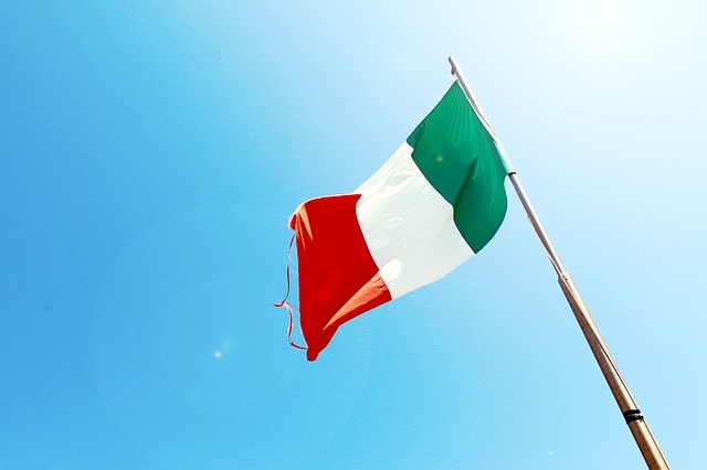 bandiera italiana, cielo azzurro, sole
