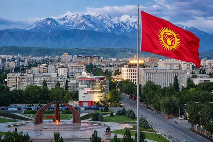Panorama di Bishkek, capitale del Kirghizistan, con la bandiera nazionale e sullo sfondo delle montagne.