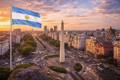 Buenos Aires, capitale dell’Argentina, con l’Obelisco, il centro città e la bandiera nazionale