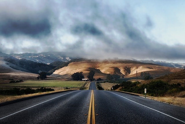California strada in montagna, nuvole, panorama.