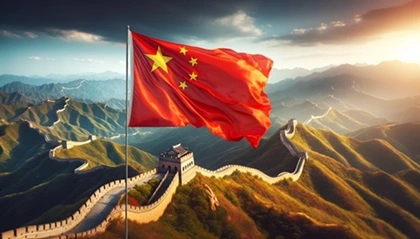 Bandiera Cinese ondeggia davanti alla Grande Muraglia nella capitale Pechino