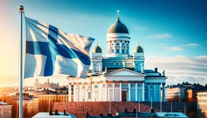 Bandiera della Finlandia e Cattedrale di Helsinki nella capitale