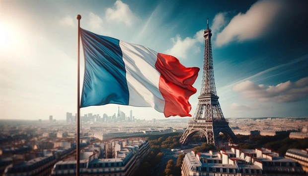 Bandiera della Francia sventolante e Torre Eiffel nella capitale Parigi