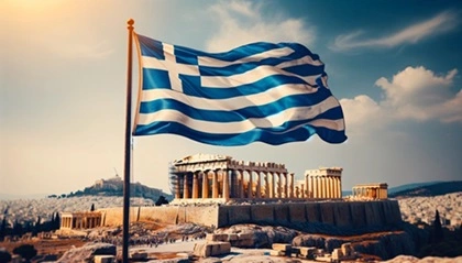 bandiera della Grecia sventolante e Partenone sull'Acropoli nella capitale Atene