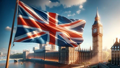 Bandiera del Regno Unito sventolante e Big Ben nella capitale Londra