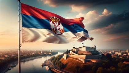 Bandiera della Serbia sventolante nella capitale e Fortezza di Belgrado