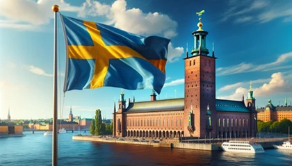 Bandiera della Svezia sventolante e Municipio nella capitale Stoccolma