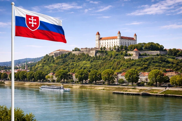 Castello di Bratislava affacciato sul fiume Danubio, capitale della Slovacchia