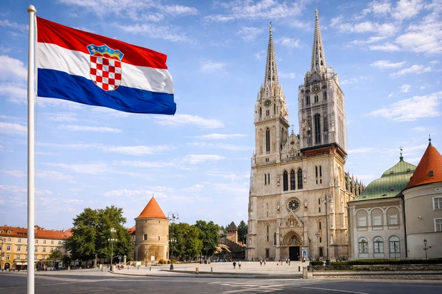 Cattedrale di Zagabria con le sue torri gemelle, capitale della Croazia, con bandiera nazionale