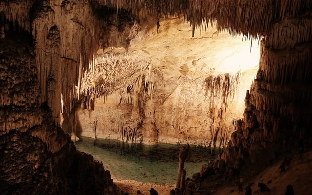 Caverna, acqua, grotta naturale di pietra.