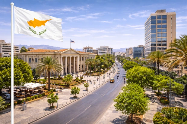 Centro urbano di Nicosia, capitale di Cipro, con viali alberati, edifici istituzionali e architettura moderna