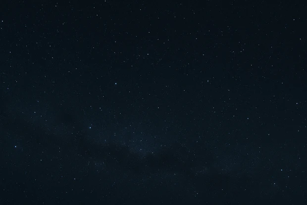 Cielo notturno limpido con numerose stelle visibili e una lieve fascia della Via Lattea