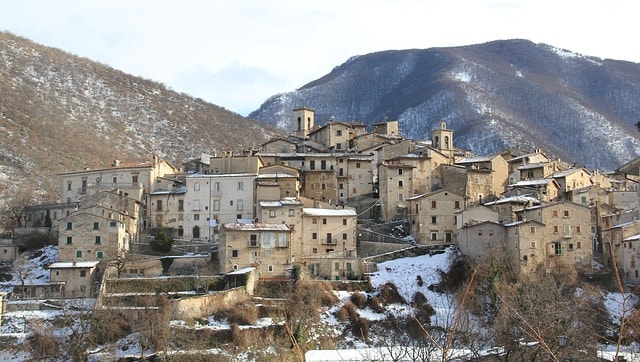 Città di Scanno sugli Appennini in Abruzo, paesaggio medievale.