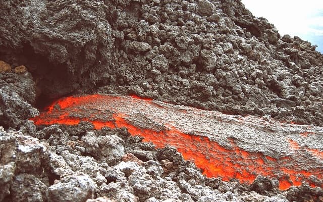 Colata lavica, magma, fuoco, rocce. Quiz Litosfera.